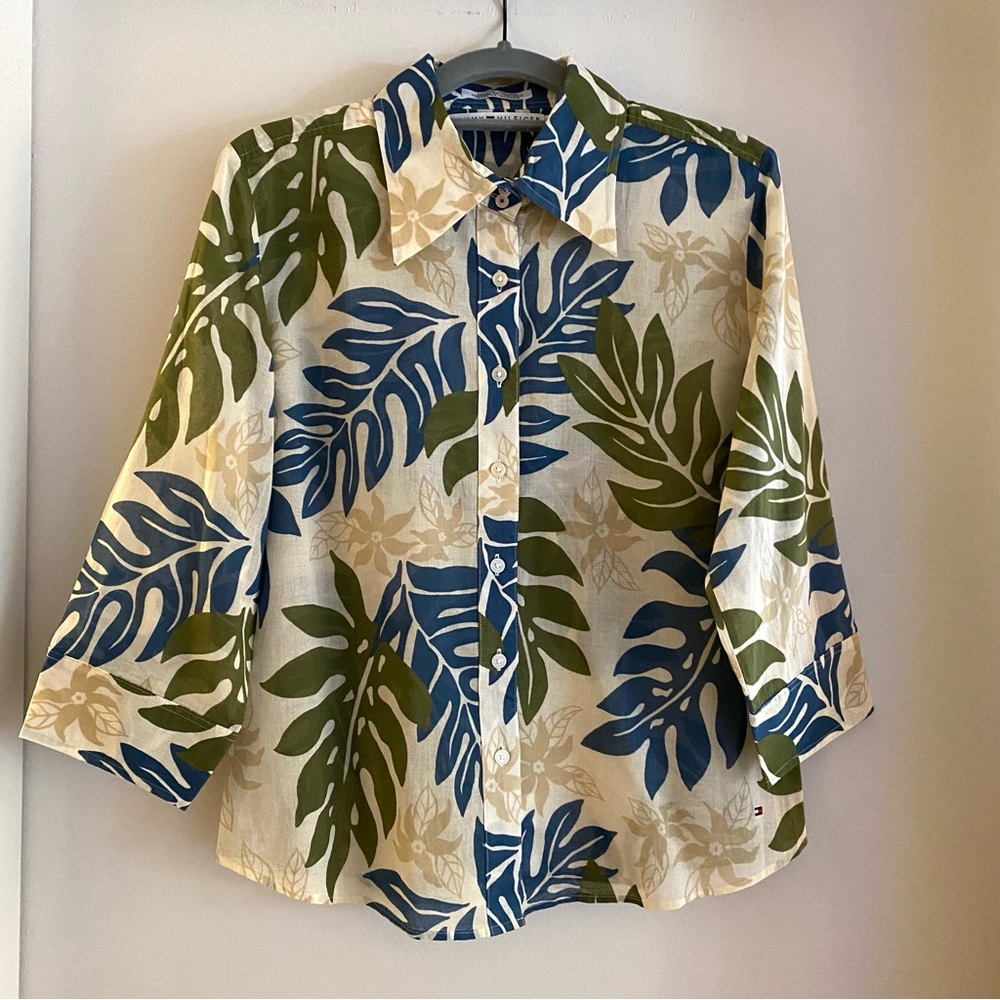 Tommy Hilfiger size 14 blouse with leafy pattern and cropped sleeves.